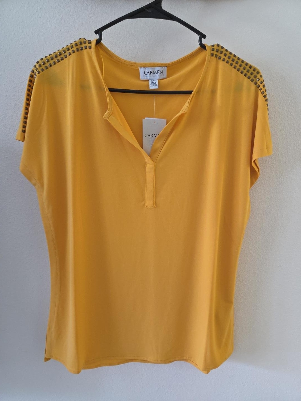 Carmen Marc Valvo Mustard Short Sleeve V-Notch Top with Shoulder Cutwork - Picture 2 of 7